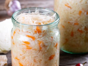 Квасьте капусту правильно – і вона не гірчитиме. Поради, секрети й точна кількість солі