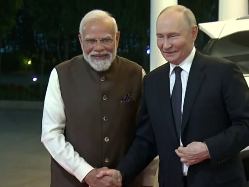 Путин прибыл в Индию. Моди встретил его объятиями и повез на "неформальную встречу"