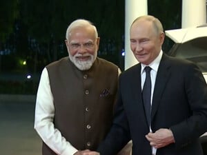 Путін прибув до Індії. Моді зустрів його обіймами й повіз на 