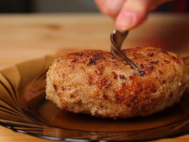 Приготовьте эти невероятно сытные и вкусные мясные зразы. Секрет сочности – в начинке