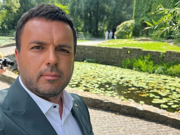 Решетник в очень узких штанах показал, что он хороший танцор. Супруга шоумена отреагировала на конфуз