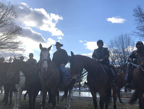 Новый министр внутренних дел США приехал на работу на лошади