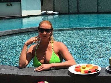 Волочкова в купальнике села на шпагат на отдыхе в Таиланде