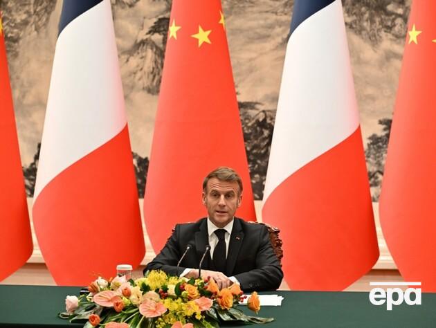 Макрон убежал от охраны в КНР к толпе студентов. Видео