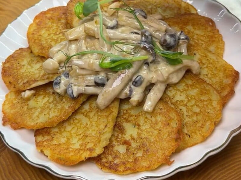 Приготуйте ці незрівнянні деруни з грибною підливою. Секрет соковитості й пишності – у рецепті