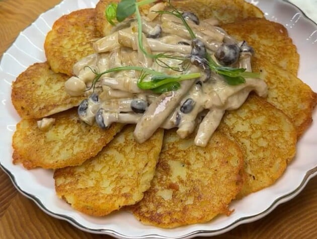 Приготовьте эти бесподобные деруны с грибной подливой. Секрет сочности и пышности – в рецепте