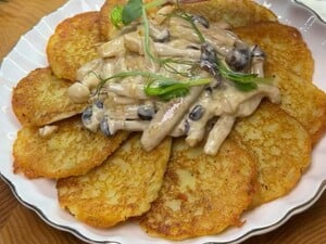 Приготовьте эти бесподобные деруны с грибной подливой. Секрет сочности и пышности – в рецепте