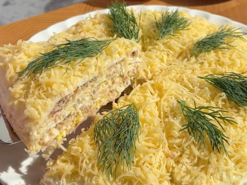 Приготовьте этот закусочный торт без духовки и миксера. Секрет невероятного вкуса – в начинке