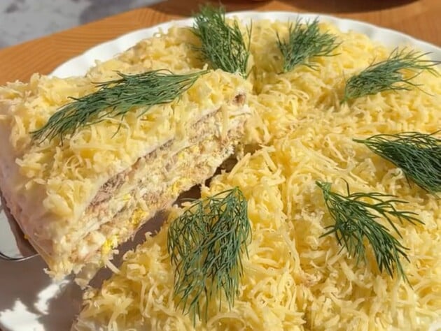 Приготовьте этот закусочный торт без духовки и миксера. Секрет невероятного вкуса – в начинке