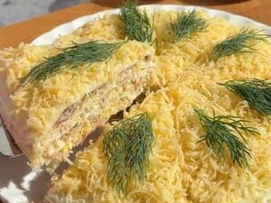 Приготовьте этот закусочный торт без духовки и миксера. Секрет невероятного вкуса – в начинке