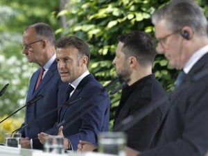 Європа не хоче, щоб Зеленський під тиском США виводив війська з Донбасу – Bloomberg