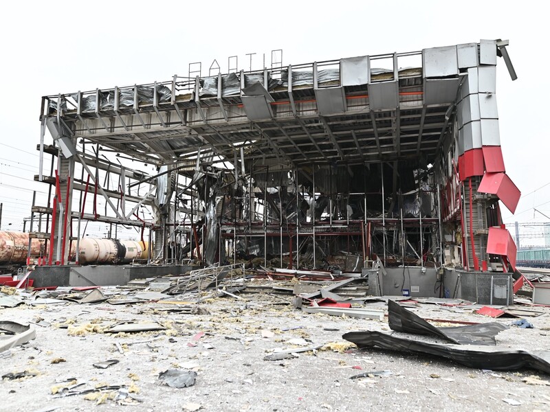 Який вигляд має зруйнований після атаки РФ вокзал у Фастові. Там розгорнули мобільний пункт. Фото, відео