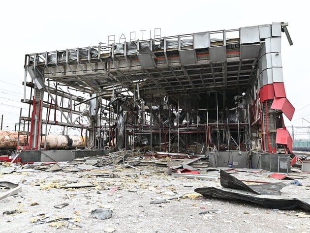 Який вигляд має зруйнований після атаки РФ вокзал у Фастові. Там розгорнули мобільний пункт. Фото, відео