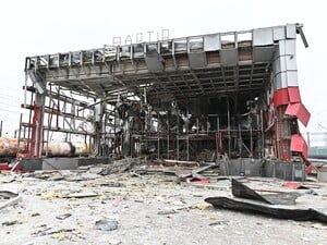 Який вигляд має зруйнований після атаки РФ вокзал у Фастові. Там розгорнули мобільний пункт. Фото, відео