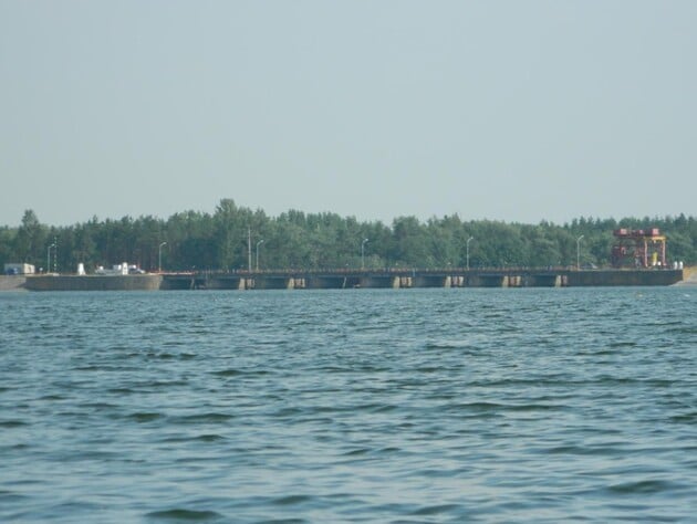 Окупанти б'ють по греблі Печенізького водосховища в Харківській області. У небі розвідувальний БПЛА