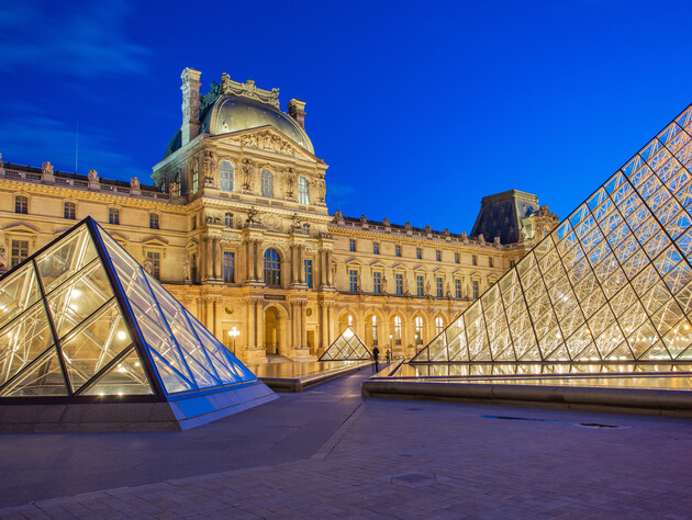 В результате затопления в Лувре повреждены сотни книг в библиотеке египетских памяток старины