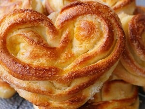 Замесите это простое тесто на молоке и приготовьте сладкие плюшки, как в детстве. Пошаговый рецепт