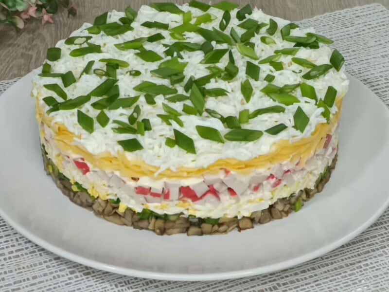 Закусочный торт по этому рецепту получается очень нежным и вкусным. Секрет – в сочетании продуктов