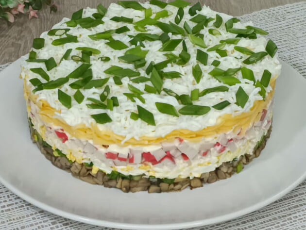 Закусочний торт за цим рецептом виходить дуже ніжним і смачним. Секрет – у поєднанні продуктів