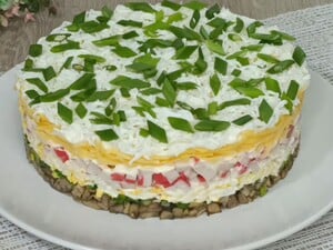 Закусочный торт по этому рецепту получается очень нежным и вкусным. Секрет – в сочетании продуктов