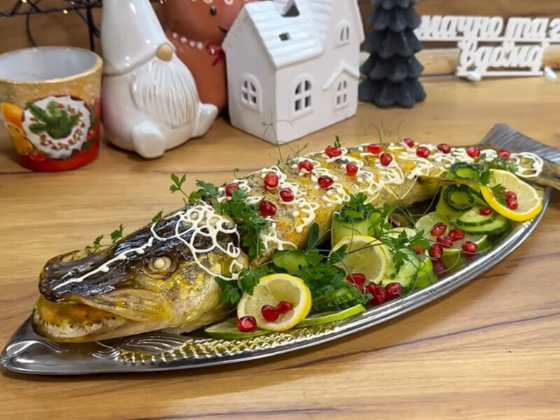 Фарширована щука за цим рецептом виходить неймовірно соковитою й ніжною. Поради й секрети