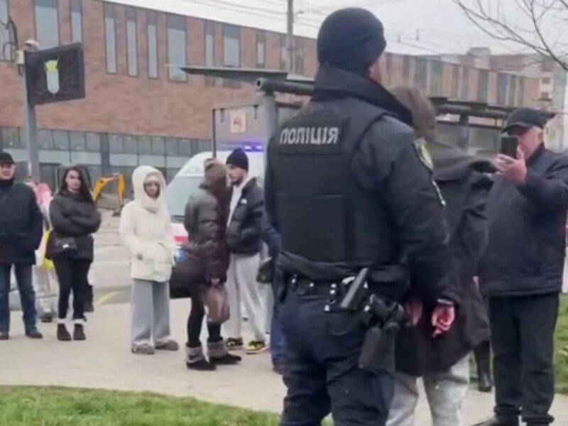 В Івано-Франківську жінка поранила ножем перехожих. Пабліки пишуть, що вона ганялася за дітьми. Відео