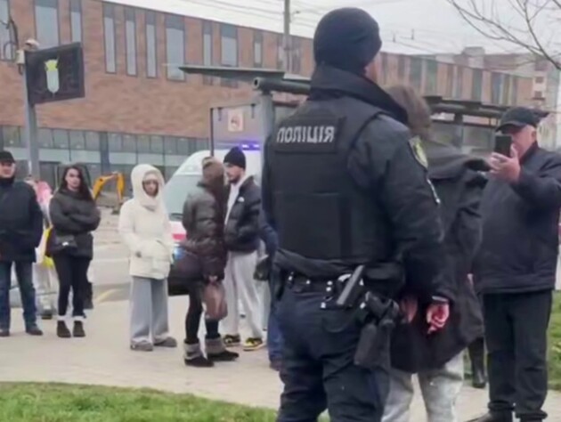 В Ивано-Франковске женщина ранила ножом прохожих. Паблики пишут, что она гонялась за детьми. Видео