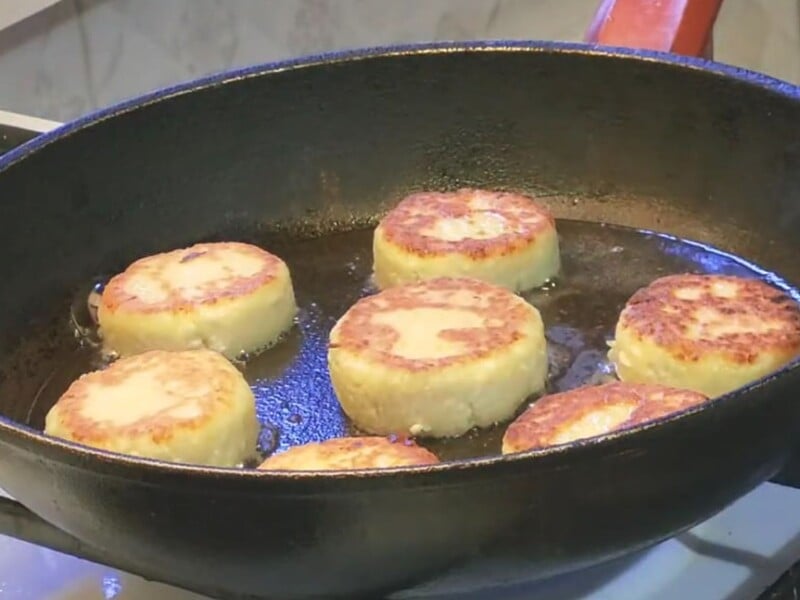 Приготовьте эти идеальные сырники – высокие, румяные и невероятно вкусные. Рецепт