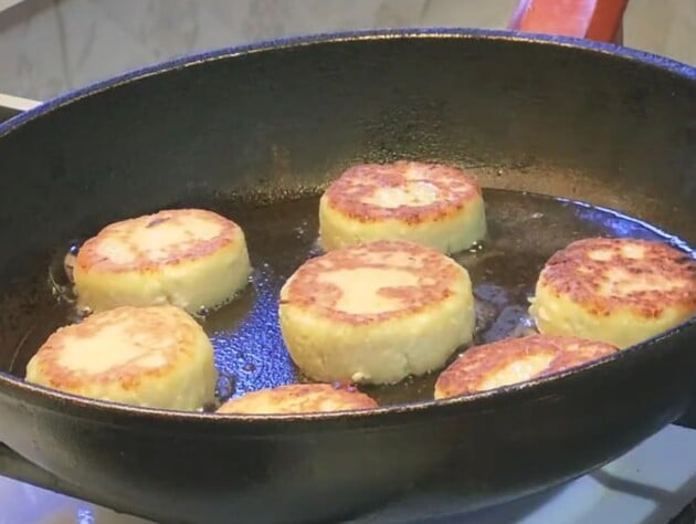 Приготуйте ці ідеальні сирники – високі, рум'яні та неймовірно смачні. Рецепт