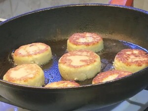 Приготовьте эти идеальные сырники – высокие, румяные и невероятно вкусные. Рецепт