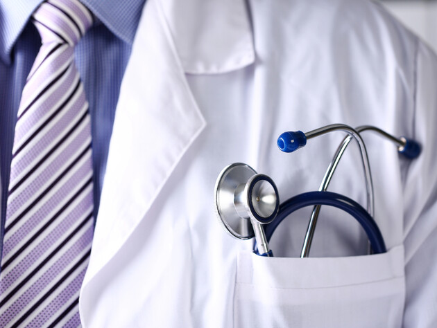 В Великобритании врача обвиняют в десятках сексуальных домогательств пациентов, среди которых – дети