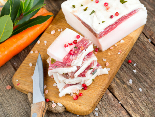 Если увидели это срезе – даже не пробуйте. Рабочие советы, как выбрать на рынке самое вкусное сало