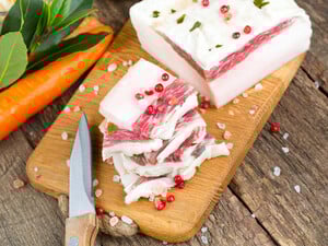 Якщо побачили це на зрізі – навіть не пробуйте. Робочі поради, як вибрати на ринку найсмачніше сало