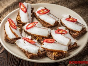 Сделайте этот простой трюк с салом перед тем, как его резать, – и бутерброды станут божественно вкусными