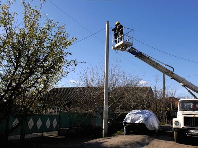 За тиждень ДТЕК повернув світло для пів мільйона сімей, які були без електрики через обстріли