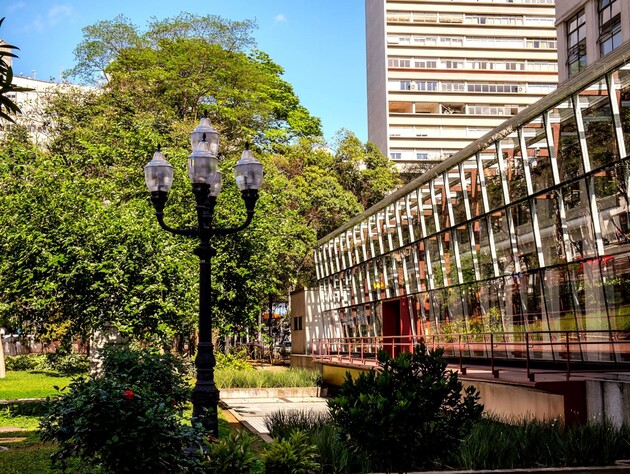 В Бразилии вооруженные мужчины напали на пожилую пару, ограбили библиотеку и с картинами сбежали в сторону метро