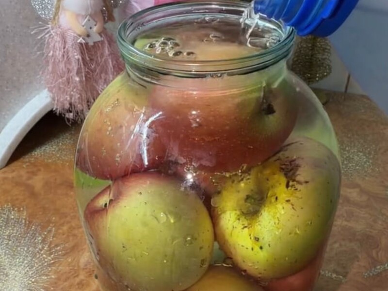 Додайте це в банку й поставте в льох. Рецепт квашених яблук, які виходять ніби бочкові