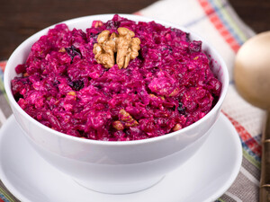 Добавьте это к вареной натертой свекле – и получите самый вкусный салат, который вы когда-либо ели