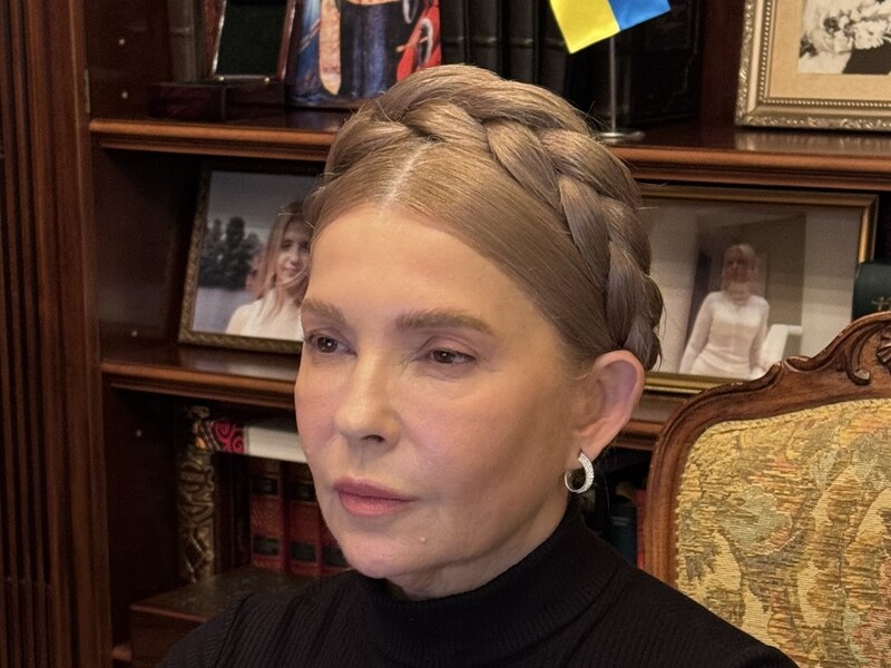 Тимошенко, которая часто экспериментирует с прическами, пришла на встречу без косы. Фото