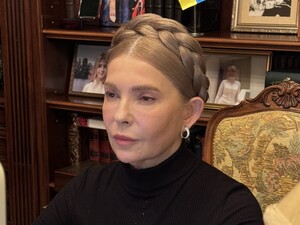 Тимошенко, которая часто экспериментирует с прическами, пришла на встречу без косы. Фото