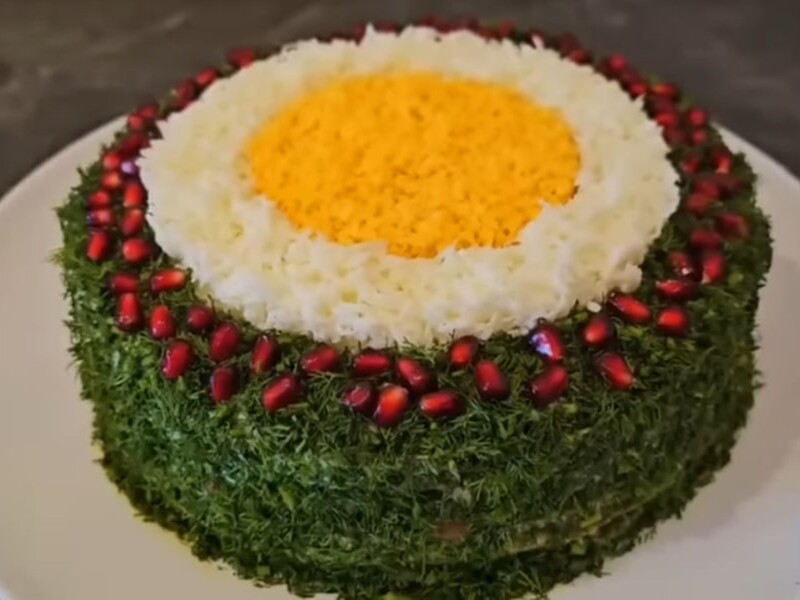 Приготуйте цей ніжний і неймовірно соковитий печінковий торт. Рецепт для святкового столу на Новий рік