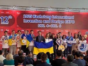 Пьезоэлектрические стельки, БПЛА с ИИ, поиск экзопланет. Украинских школьников наградили на выставке в Тайване