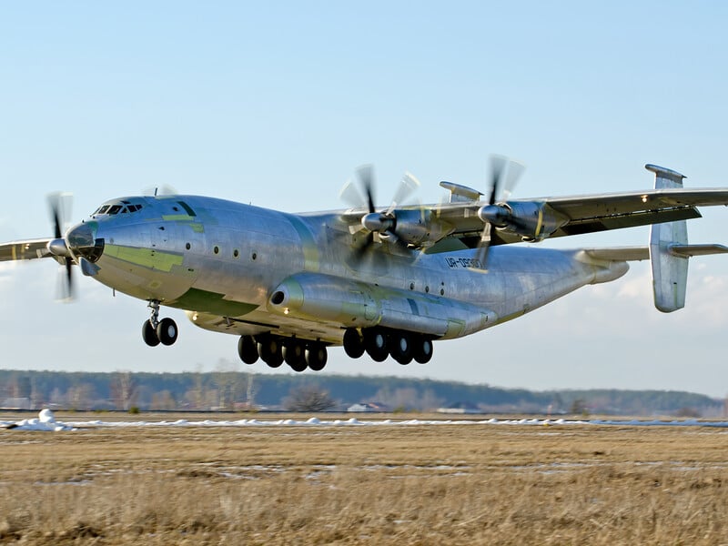 "Плановий обліт". Під Москвою впав важкий літак Ан-22