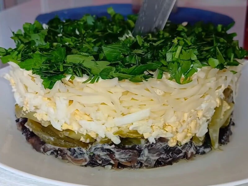 Дуже смачний салат для святкового столу на Новий рік. Простий рецепт із доступних продуктів