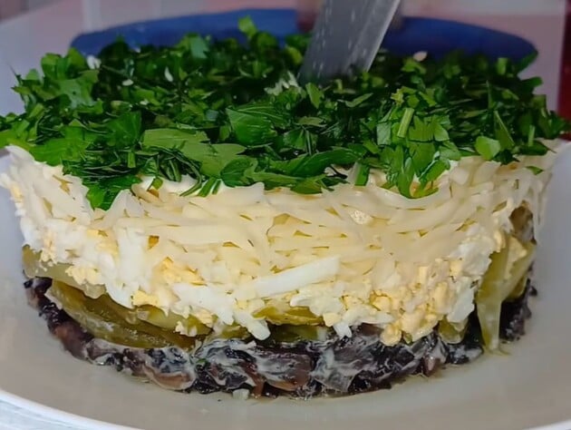 Очень вкусный салат для праздничного стола на Новый год. Простой рецепт из доступных продуктов
