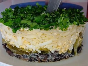 Дуже смачний салат для святкового столу на Новий рік. Простий рецепт із доступних продуктів