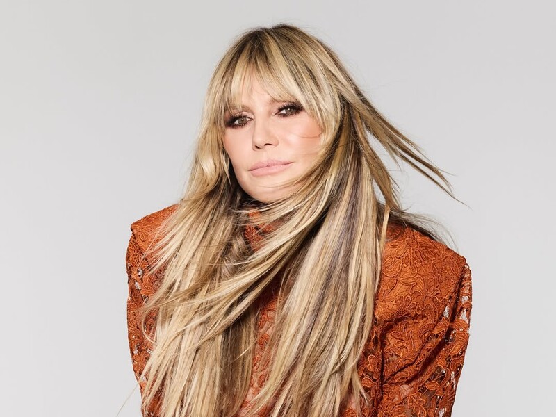 52-летняя Клум показала, как загорает топлес. Видео