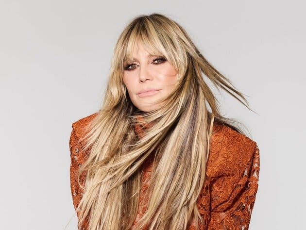 52-летняя Клум показала, как загорает топлес. Видео