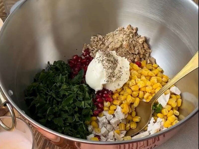 Этот изумительный салат для праздничного стола готовится очень быстро. Рецепт из пяти простых продуктов