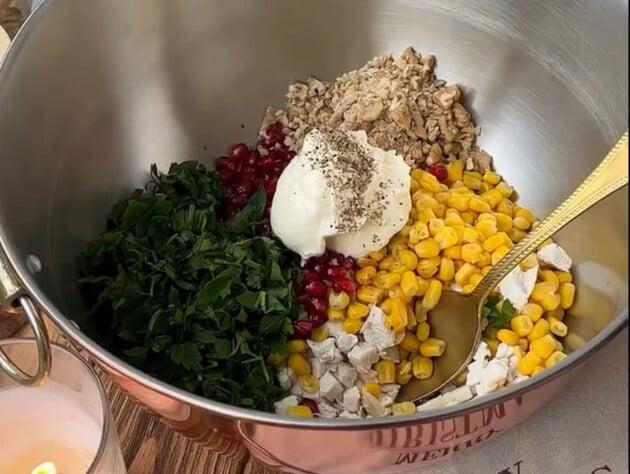 Этот изумительный салат для праздничного стола готовится очень быстро. Рецепт из пяти простых продуктов